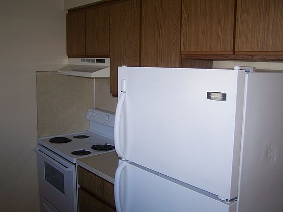 2nd image of 1143 Country Ln