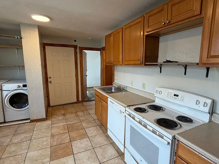 127 Austin St — Photo 3