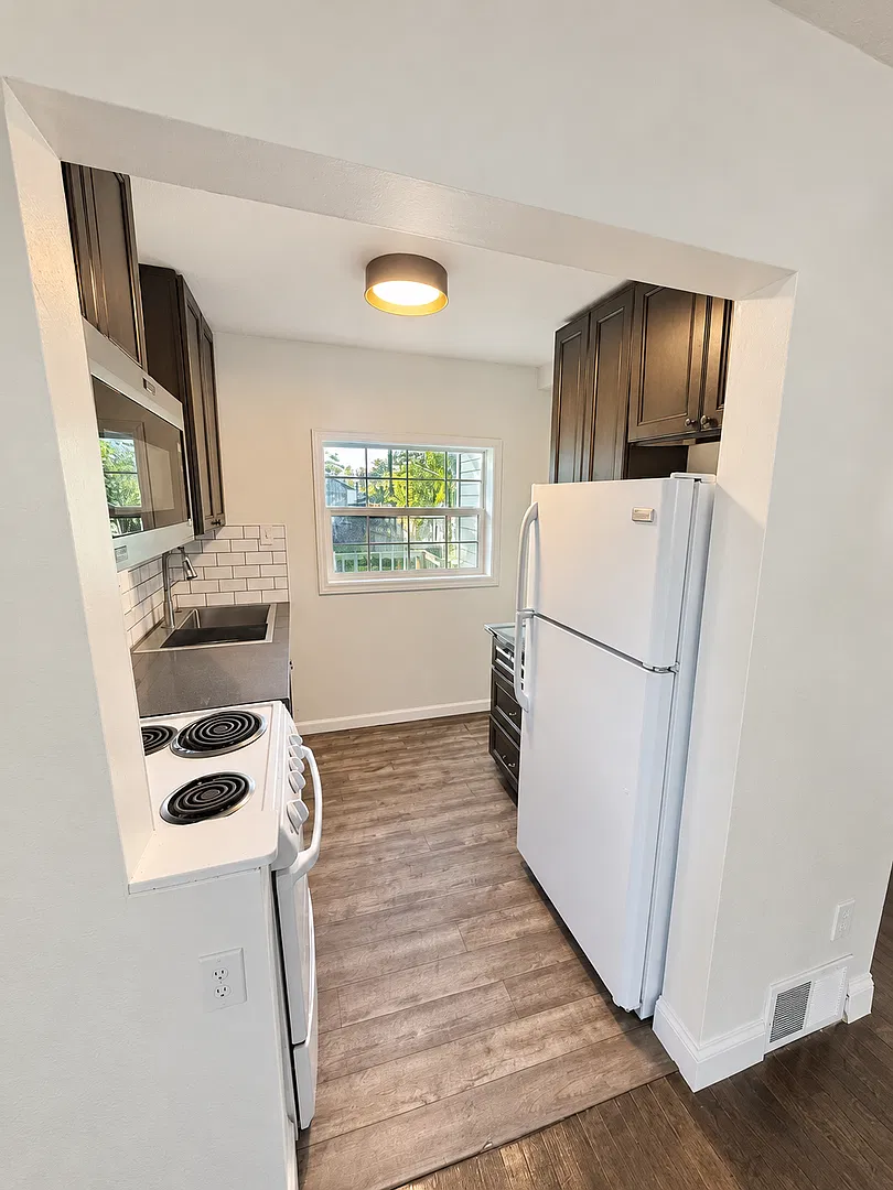 Charming 2bd/2ba Bungalow in Madison Heights — Photo 4