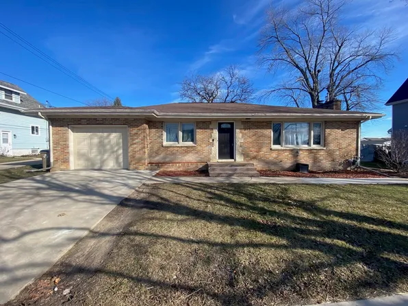 615 9th Ave SE, Dyersville, IA 52040