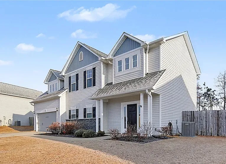 4 bed, 2.5 bath, 2013 sqft, $2,200 — Photo 2