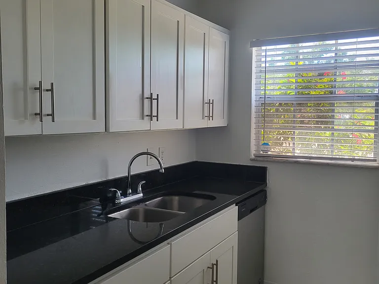 Executive House Apartments — Photo 12