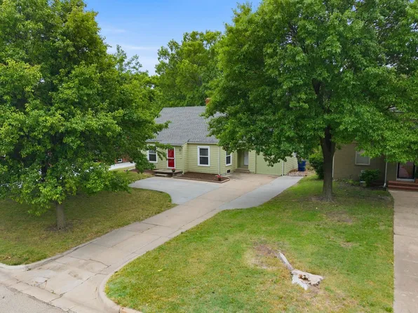 151 N Edgemoor Dr, Wichita, KS 67208