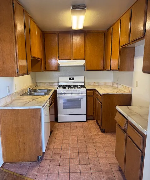 1120 N Maryland Ave #8 — Photo 3