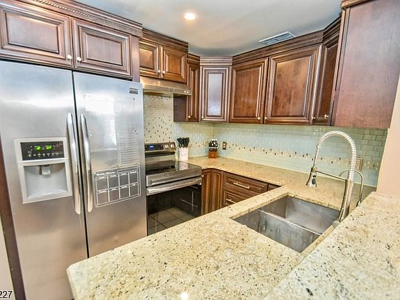 4th image of 14 Heritage Ct