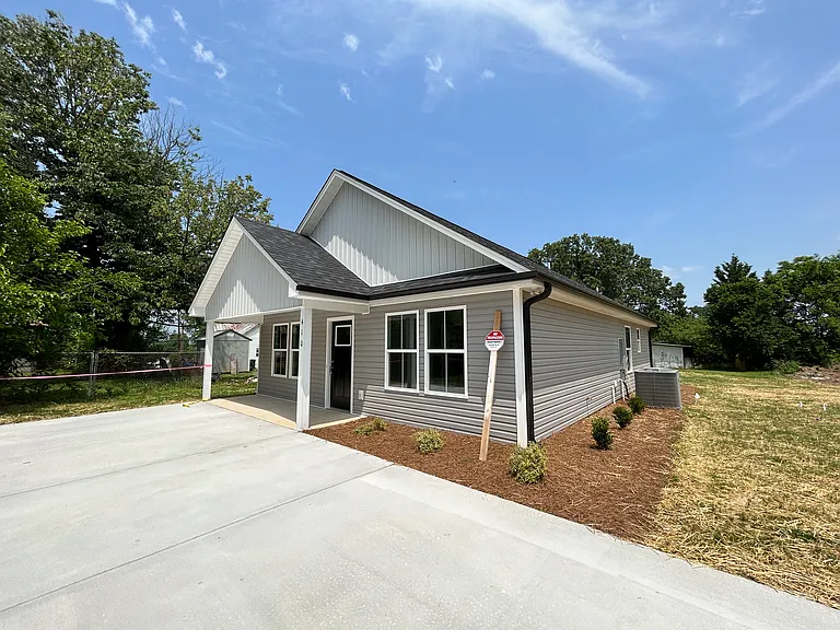 410 Kendall St — Photo 3