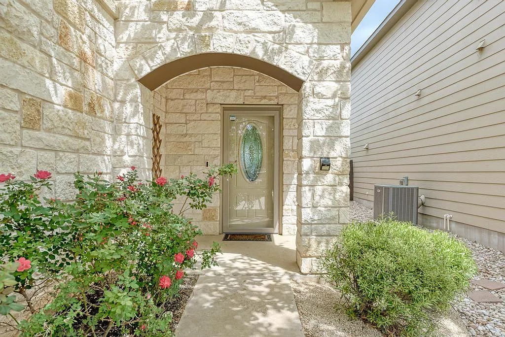 3 bed, 2.5 bath, 1792 sqft, $2,400 — Photo 2