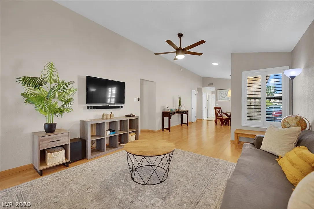 3 bed, 2.0 bath, 1310 sqft, $2,500 — Photo 3