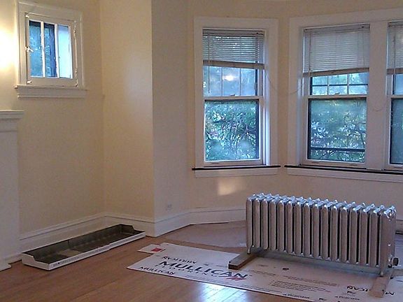 2nd image of 6447 N Hoyne Ave APT 3