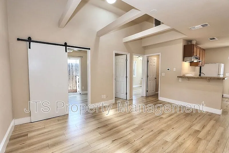 2 bed, 1.0 bath, 700 sqft, $1,600 — Photo 3