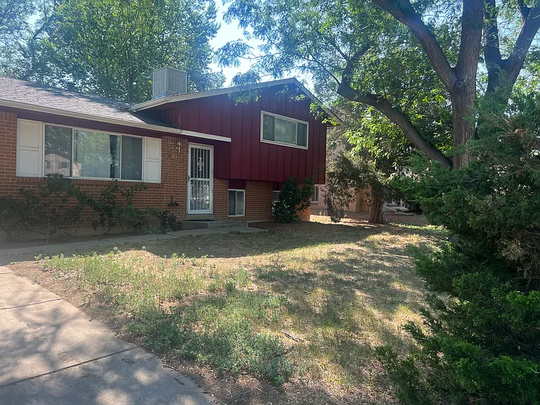 1226 S Pratt Pkwy — Photo 2