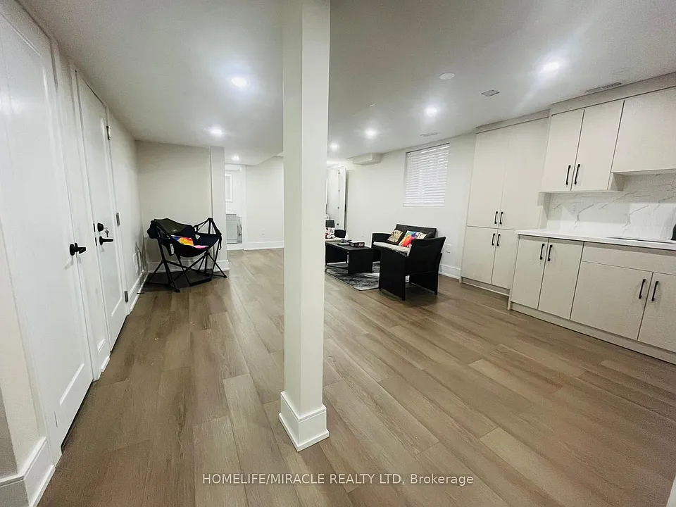 28 Fishlock St
