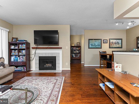 3rd image of 20281 Beechwood Ter Unit 200