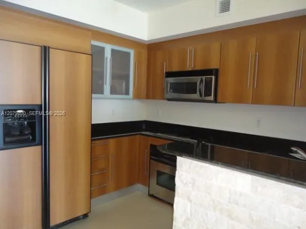 325 Biscayne Blvd, Miami, FL