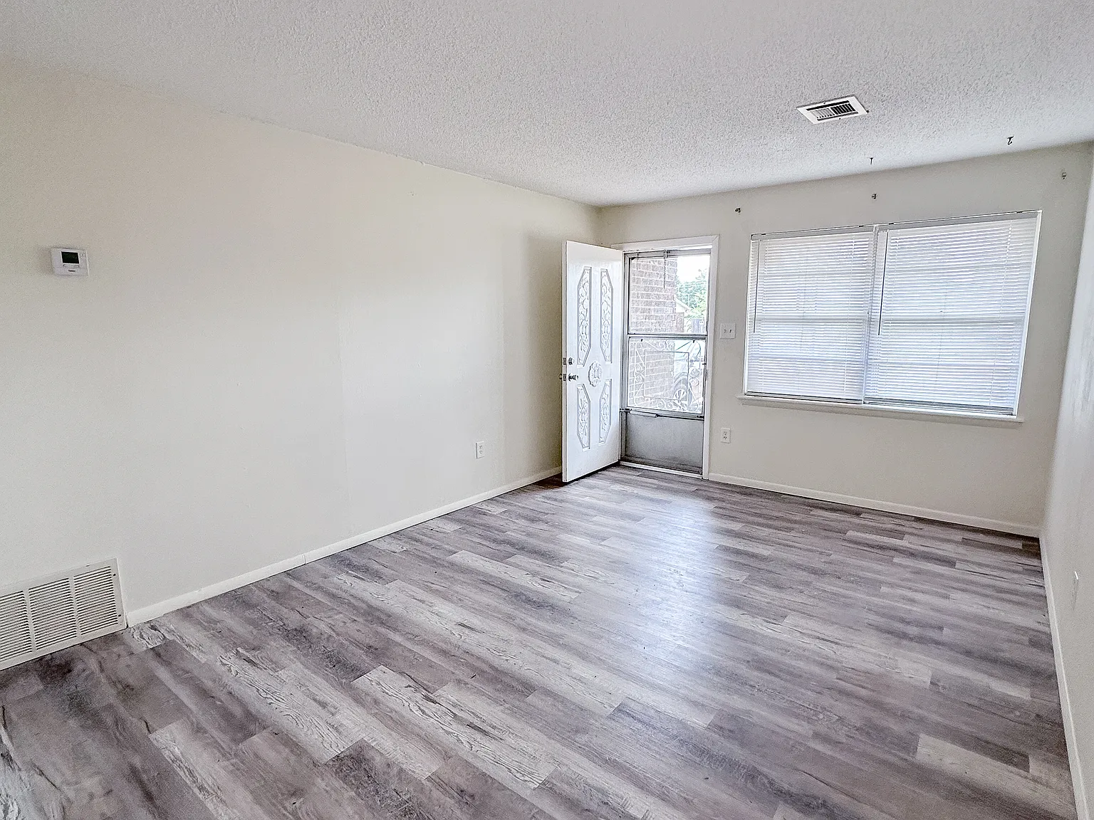 3 bed, 900 sqft, $950 — Photo 2