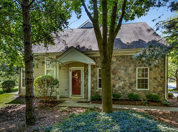 3rd image of 174 Parkview Dr #8