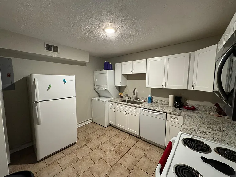 211 Waller Ave — Photo 2