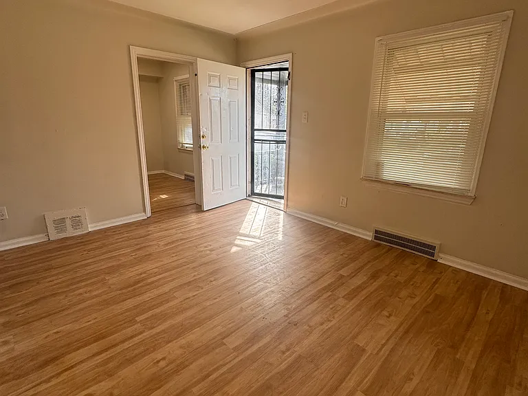 11820 Duchess St — Photo 5