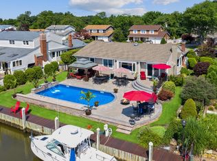 236 Sandpiper Ln, West Babylon, NY 11704