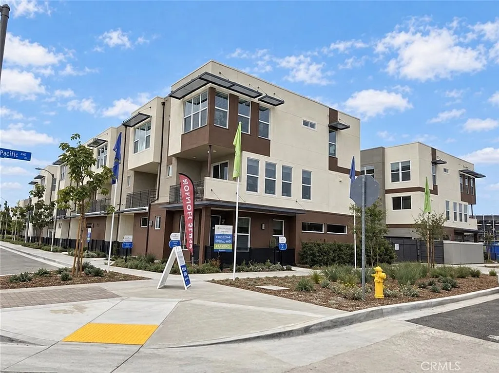 3 bed, 1634 sqft, $3,400 — Photo 1