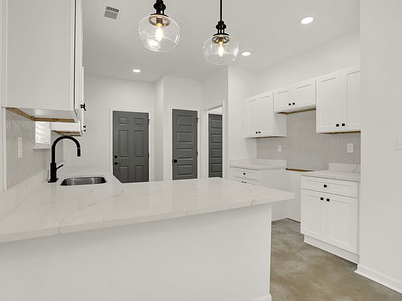 5th image of 734 Marechalneil St