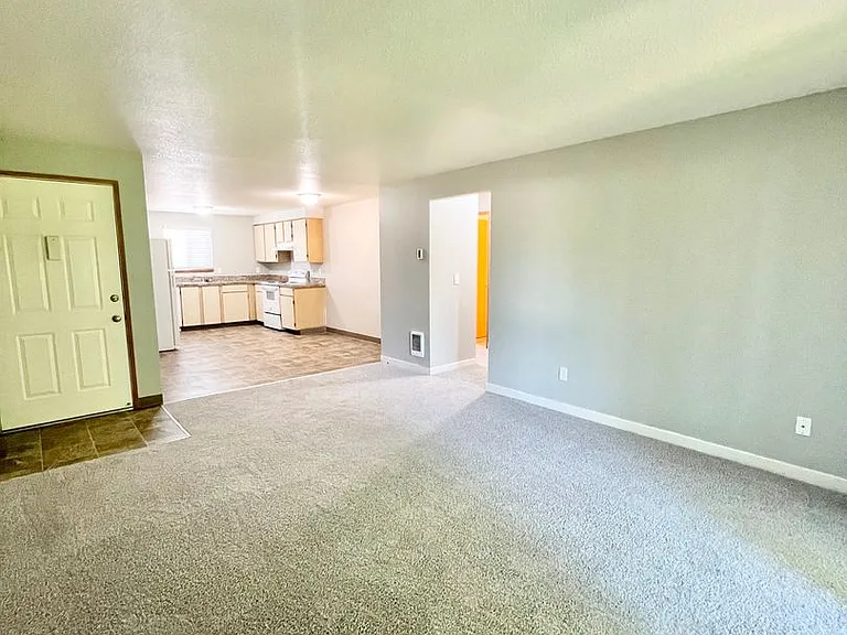 Willow Creek Apartments — Photo 16