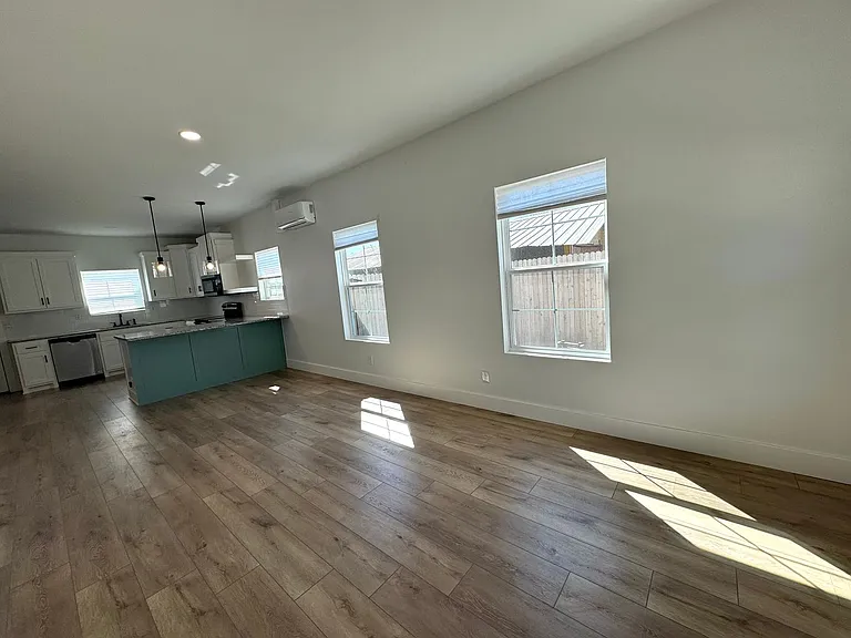 2730 E Admiral Ct — Photo 3
