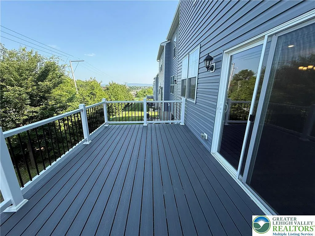 3 bed, 2.5 bath, 2717 sqft, $2,800 — Photo 2