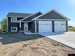 210 Richter Ct, Lake Crystal, MN 56055