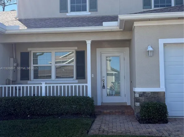 977 NE Trailside Run, Port Saint Lucie, FL 34983