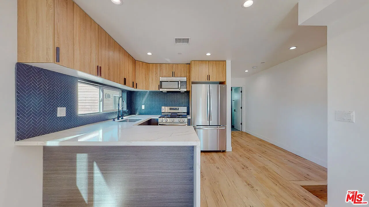 4 bed, 4.0 bath, 2075 sqft, $4,308 — Photo 3
