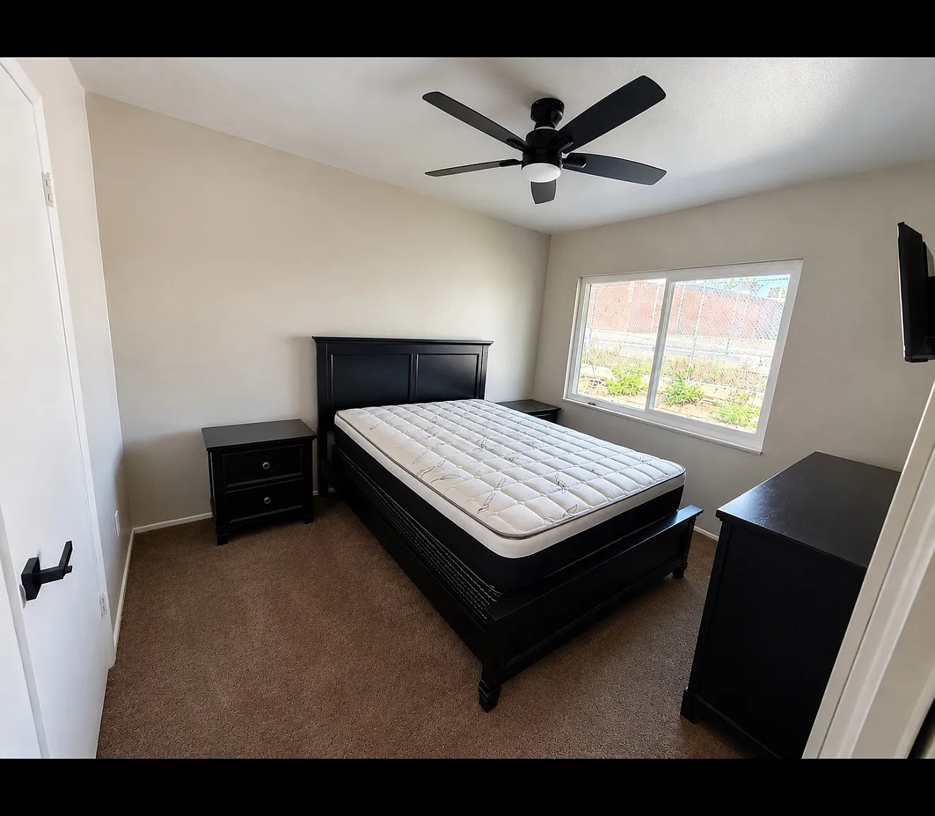 4 bed, 1290 sqft, $1,100 — Photo 2