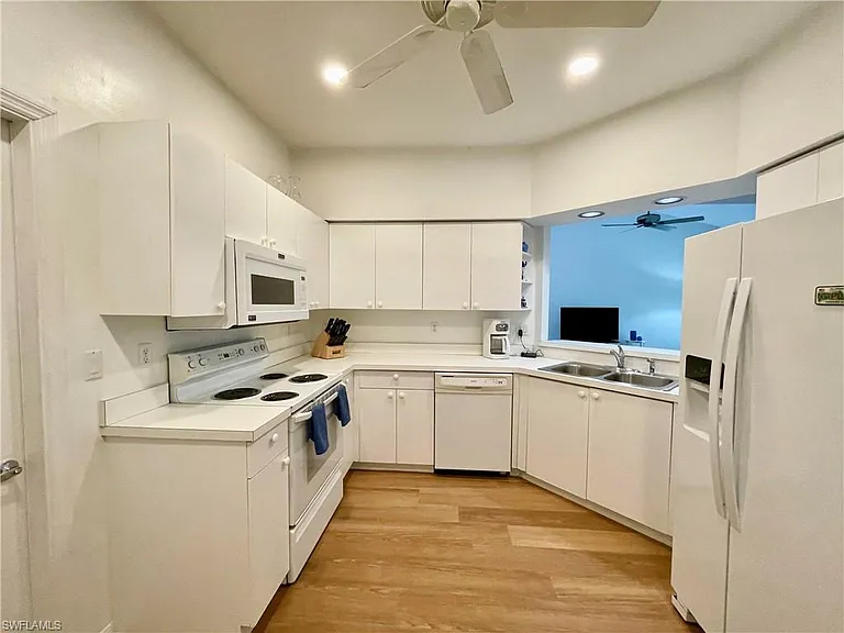 685 Windsor Sq #101 — Photo 31