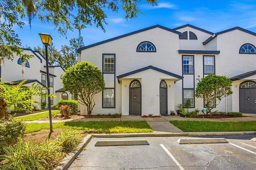 1613 Columbia Arms Cir — Photo 1