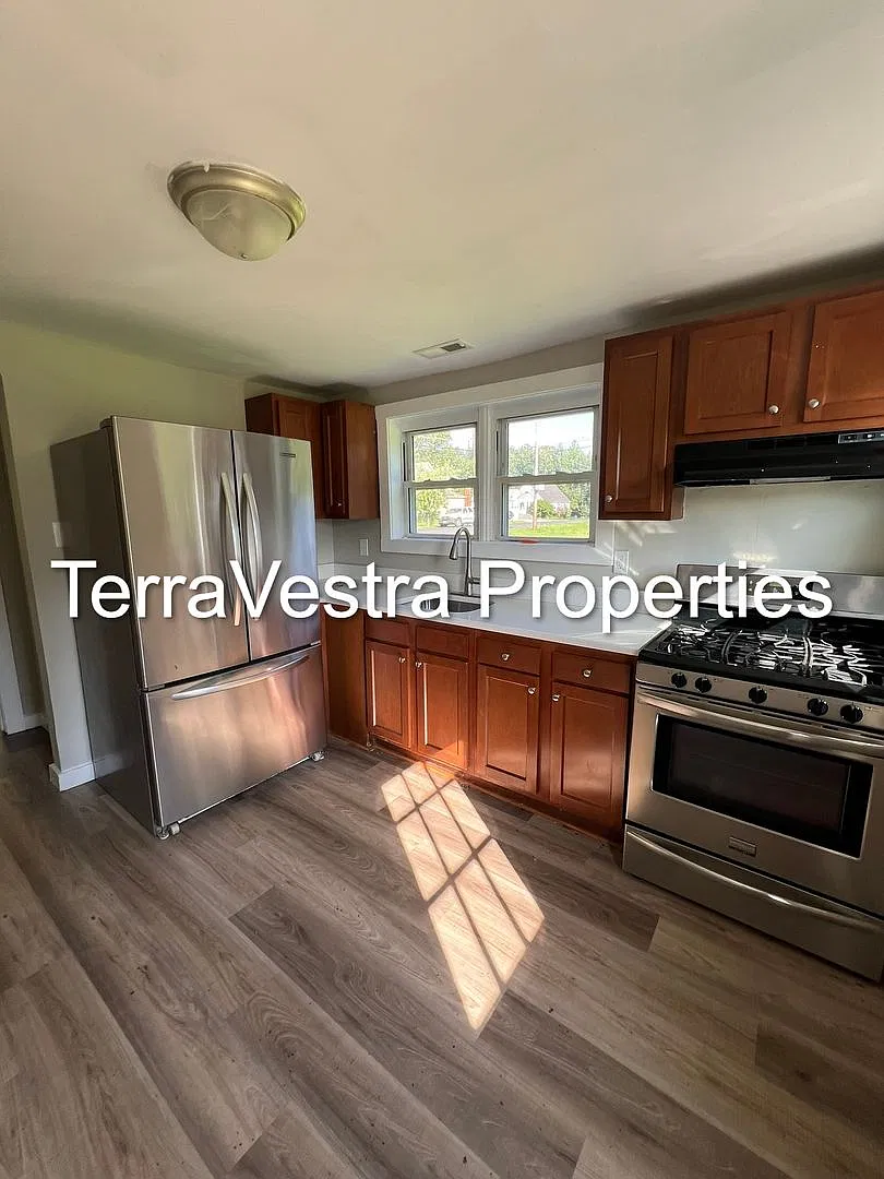 4 Bed Single Family house in Glassboro! Eligible for $500 Security Deposit & Discounted Internet! — Photo 2