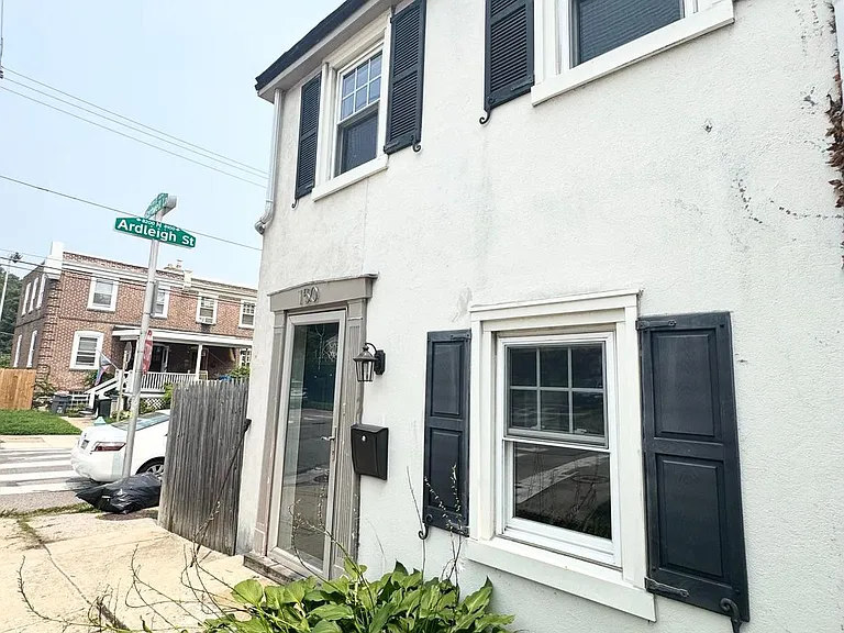 150 E Hartwell Ln — Photo 2