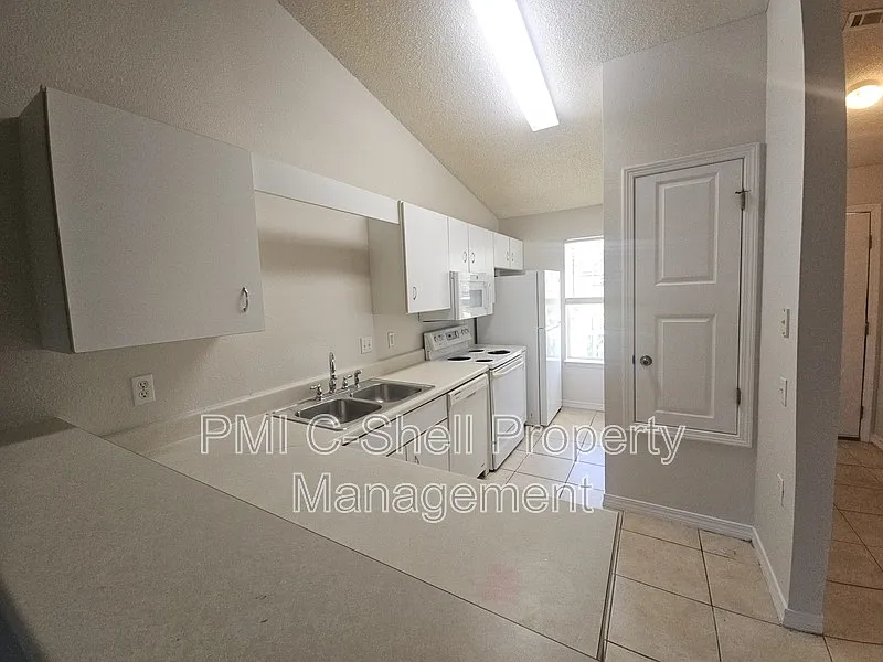 2 bed, 1.0 bath, 888 sqft, $1,195 — Photo 2