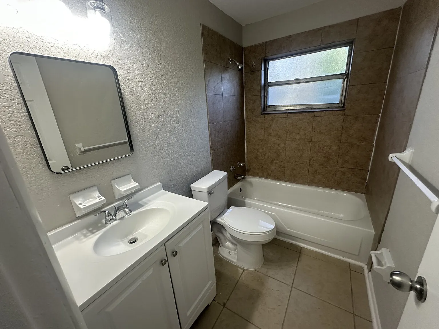 2 bed, 1.0 bath, $1,175 — Photo 3