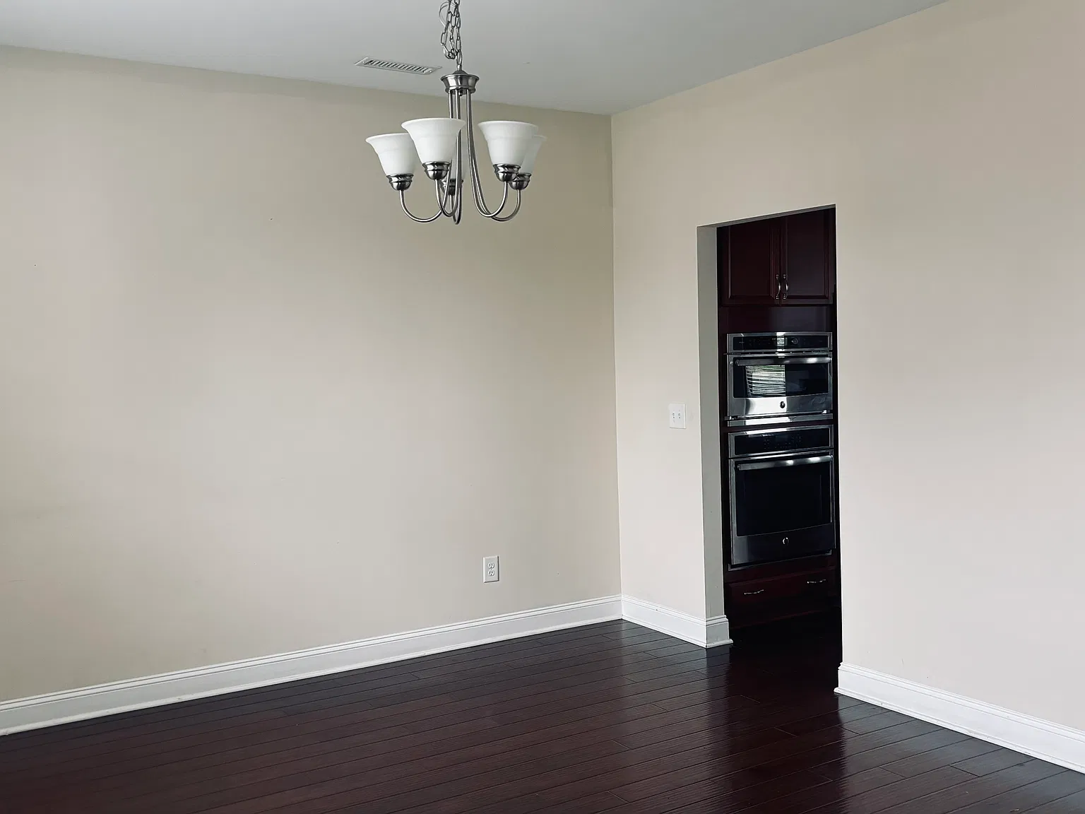 5 bed, 2809 sqft, $2,500 — Photo 3