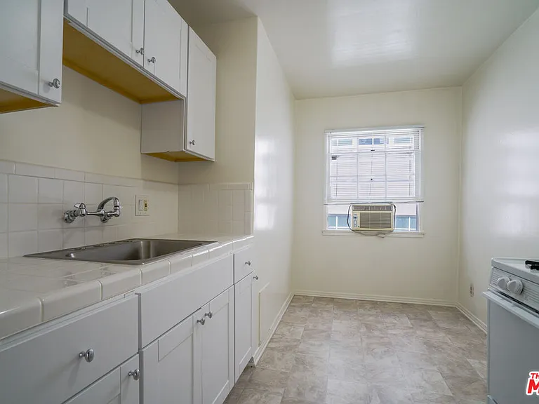 8551 Holloway Dr #1 — Photo 4