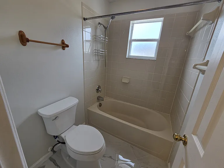 330 Aldershot Ct — Photo 21