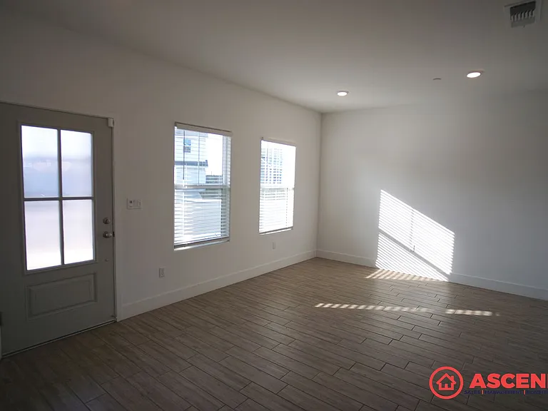 9000 Lily Crest Way — Photo 2
