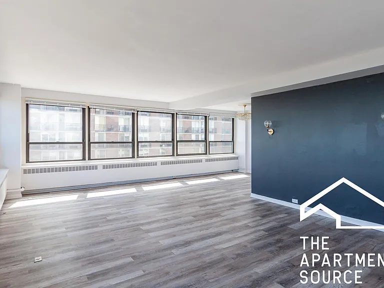 720 W Gordon Ter #1505 — Photo 2