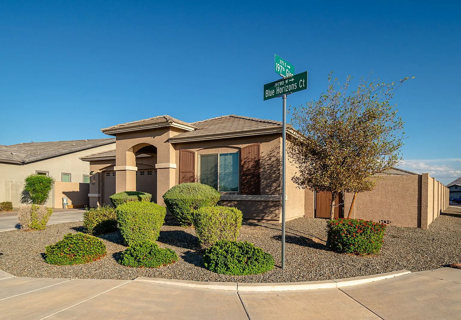 4 bed, 2.5 bath, 2328 sqft, $3,400 — Photo 2