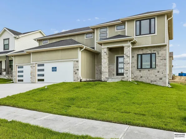 21420 Z St, Elkhorn, NE 68022