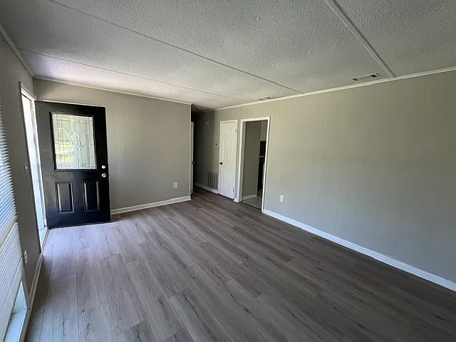 2830 Village Green Dr — Photo 2