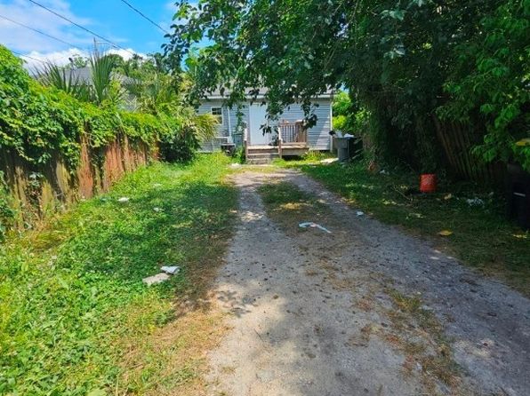 1011 W Victory Dr, Savannah, GA 31405