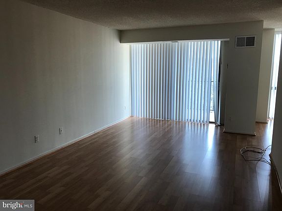4th image of 2300 Pimmit Dr #1119W