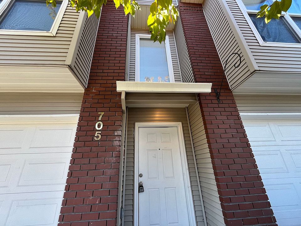 1st image of 703-719 NE Roberts Ave #705