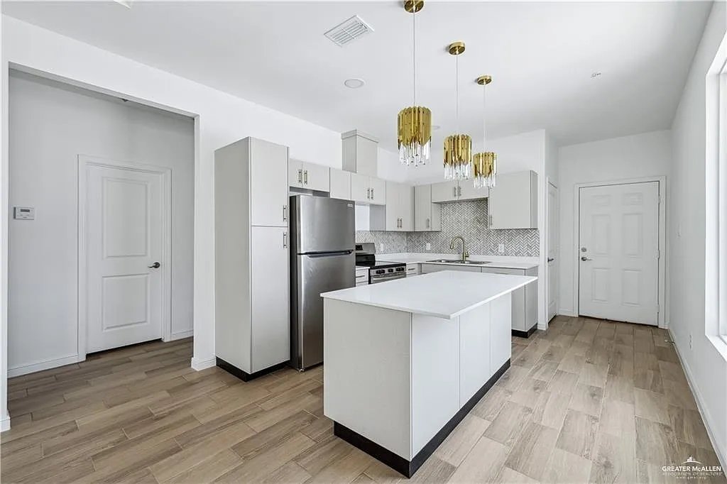 2 bed, 1.0 bath, 2485 sqft, $1,150 — Photo 4
